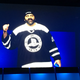 Gio Corsi, Director de Desarrollo 3rd Party en PlayStation, con una Vita en mano durante la PSX 2016.